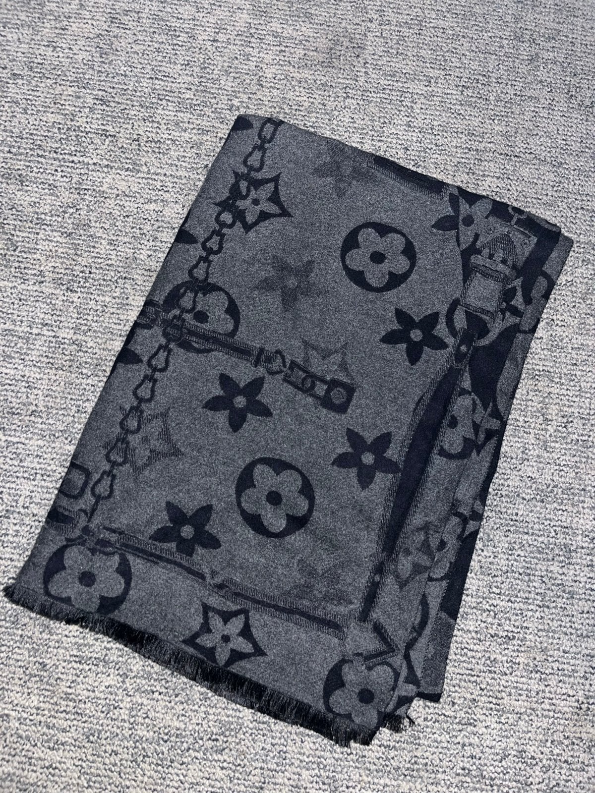 Wollen/zijden sjaal, Kleding | Dames, Mutsen, Sjaals en Handschoenen, Ophalen of Verzenden, Nieuw, Maat 38/40 (M), Sjaal
