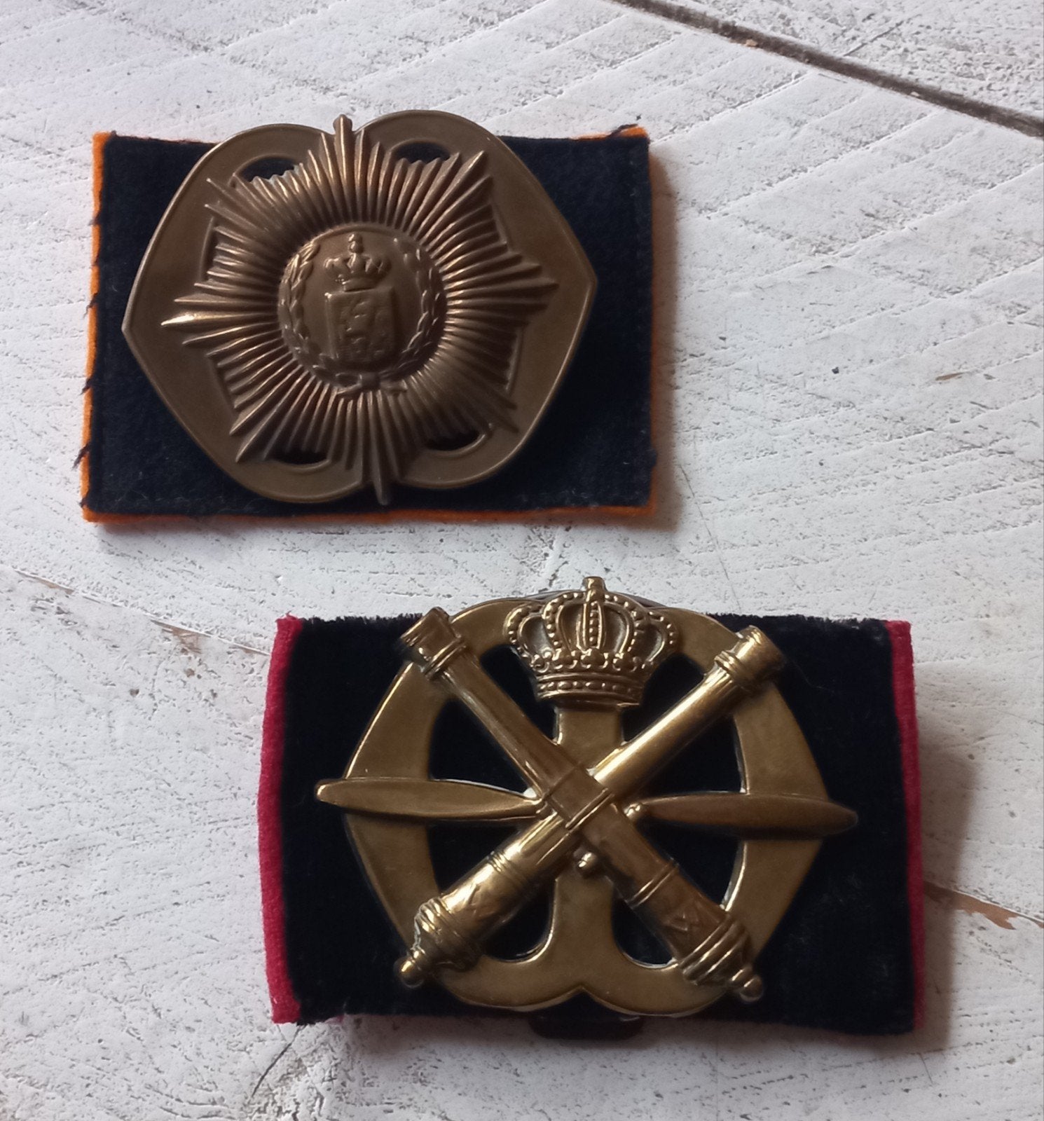 Luchtdoelartillery en van Heutz baret emblemen oude kroon, Ophalen of Verzenden, Landmacht, Nederland, Embleem of Badge