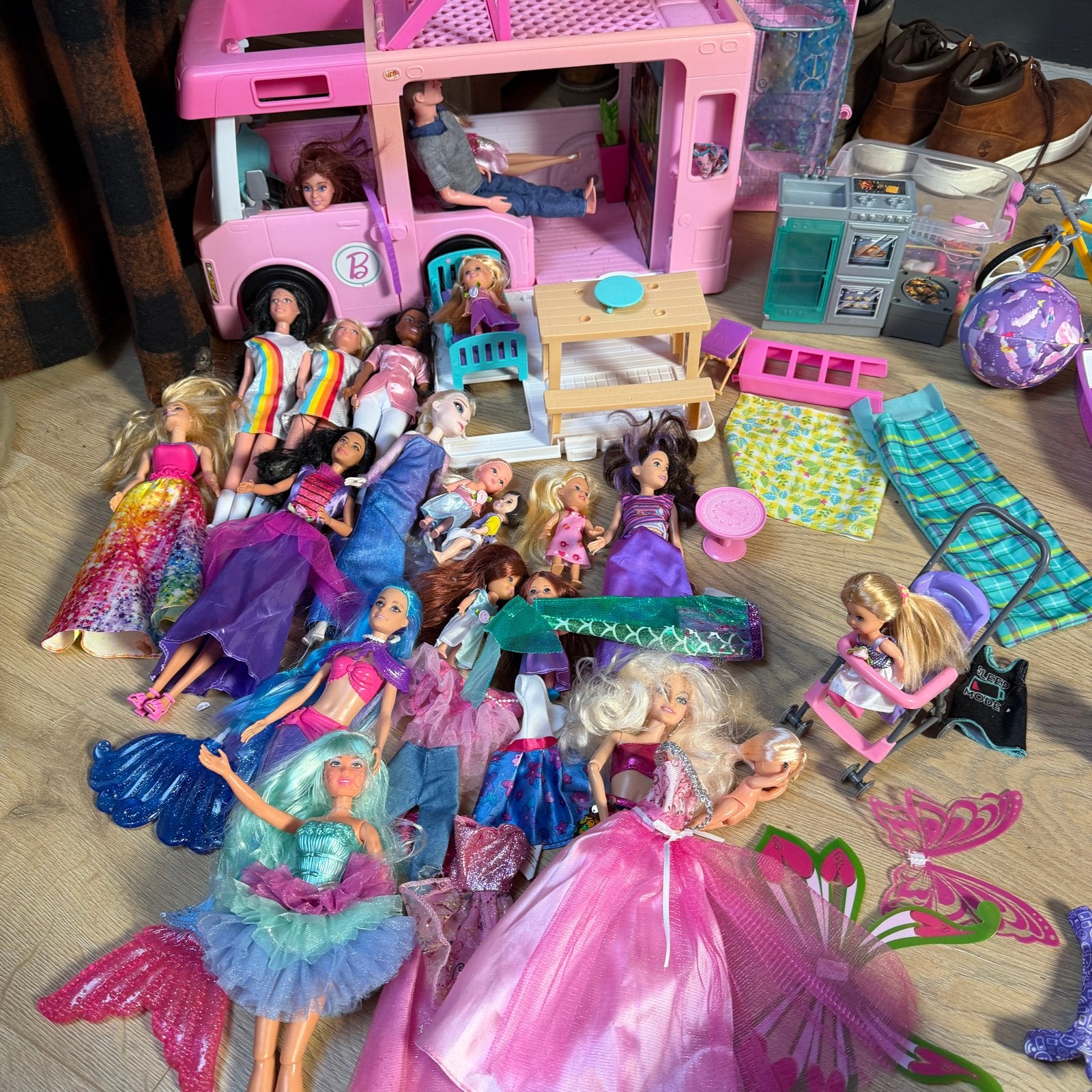 Grote Barbie collectie met camper, huis en veel poppen, Ophalen of Verzenden, Gebruikt, Barbie