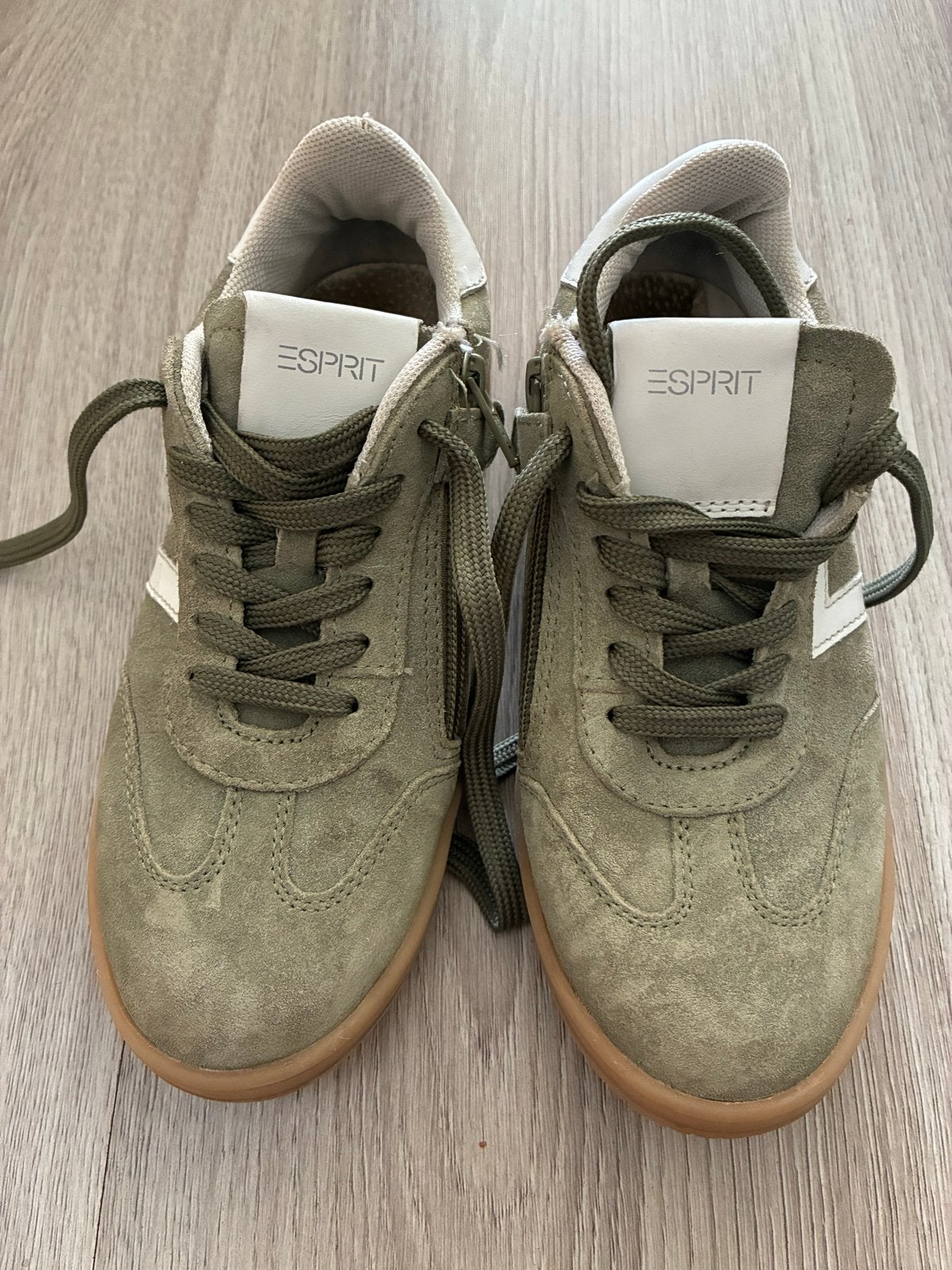 Esprit sneakers maat 33 - Groen suède, Ophalen of Verzenden, Gebruikt, Jongen of Meisje, Schoenen