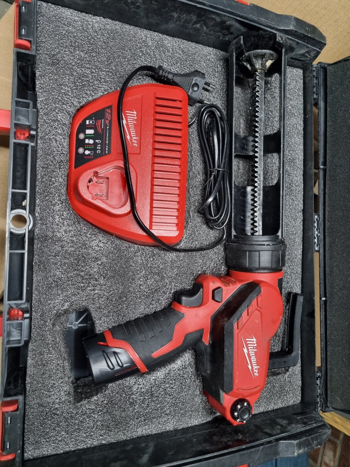 Milwaukee M12 Kitspuit 12V met lader en koffer (zonder accu), Ophalen of Verzenden, Gebruikt