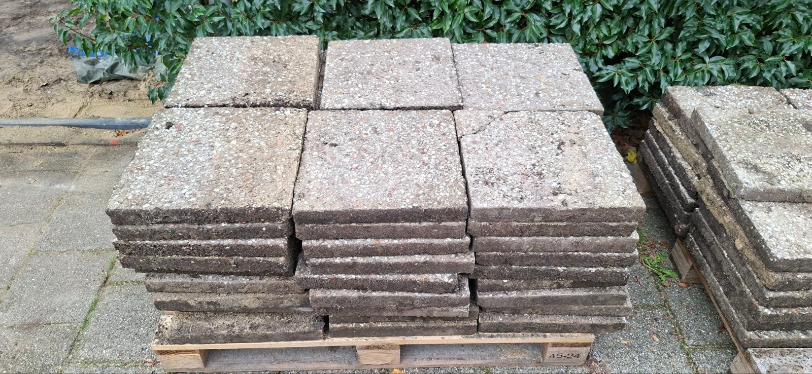 Gratis af te halen ongeveer 20m2 grindtegels., Ophalen, Gebruikt, Overige materialen