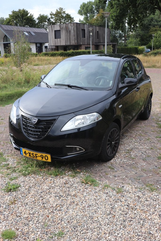Lancia Ypsilon 0.9 Twinair 80PK 2014 Zwart, Auto's, Stof, 40 €/maand, 750 kg, Zwart