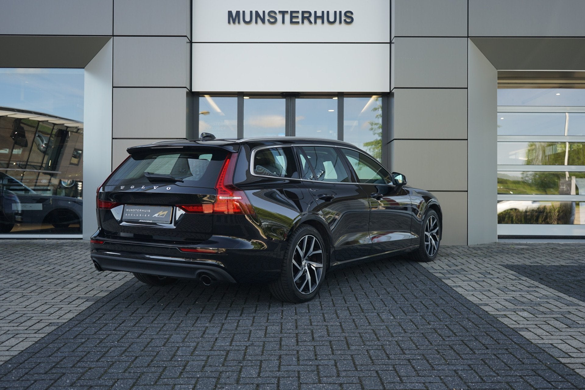 Volvo V60 2.0 T6 Twin Engine AWD Momentum Pro | Verwarmde vo, Auto's, Automaat, 12 maanden, Gebruikt, 4 cilinders