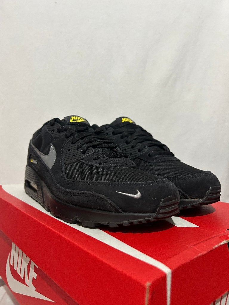 ALS NIEUW Maat 44,5 - Nike Air Max 90 Black Yellow Cool Grey, Kleding | Heren, Schoenen, Overige kleuren, Verzenden, Nike, Nike