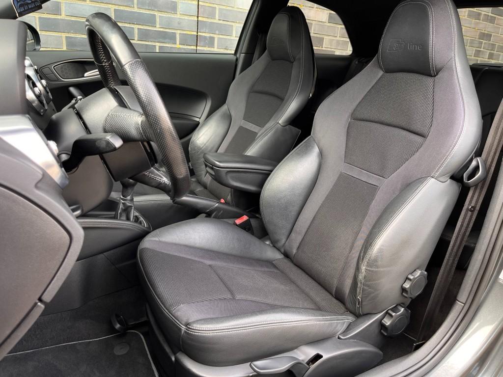Audi A1 1.4 TFSI - 2X S-LINE - NAVI - LM, Auto's, Audi, Euro 5, 4 cilinders, 4 stoelen, 49 €/maand