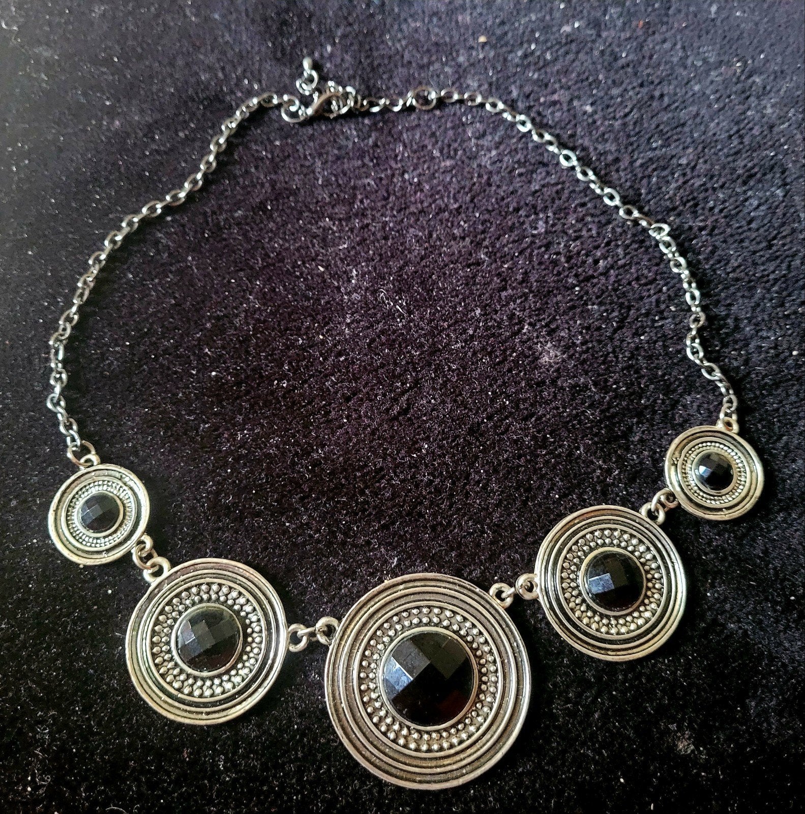 Mooie zilverkleurige ketting met zwarte stenen, Sieraden, Tassen en Uiterlijk, Kettingen, Overige materialen, Verstelbaar, Verzenden