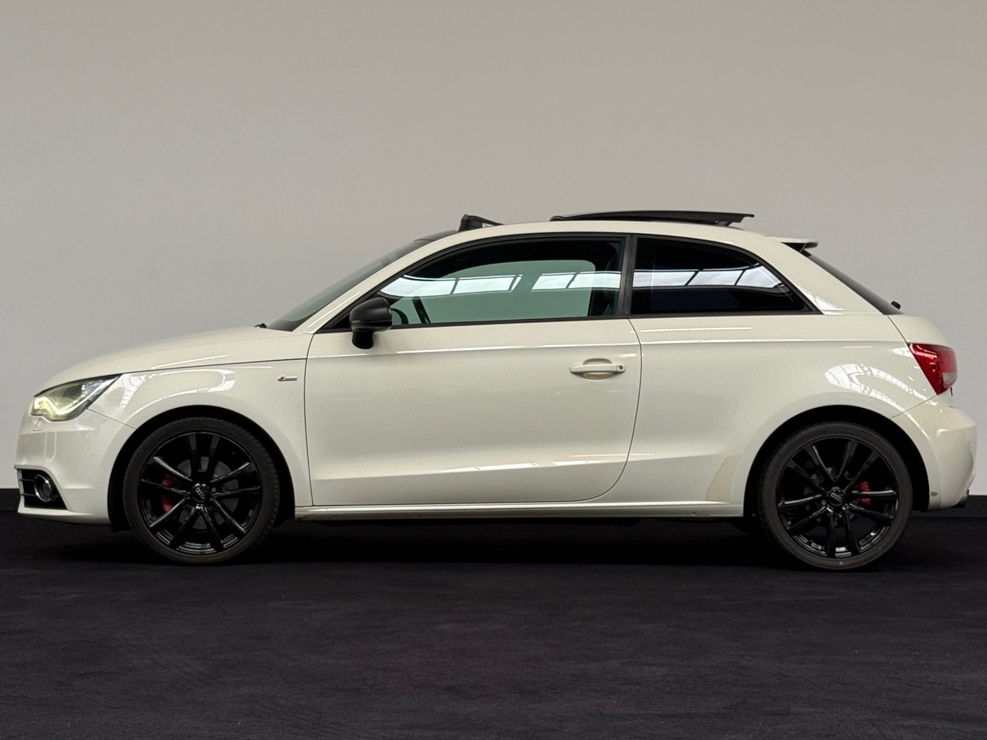 Audi A1 1.4 TFSI 3 x S line Pano Kuip stoelen Cruise Xenon, Voorwielaandrijving, Euro 5, Zwart, 4 stoelen
