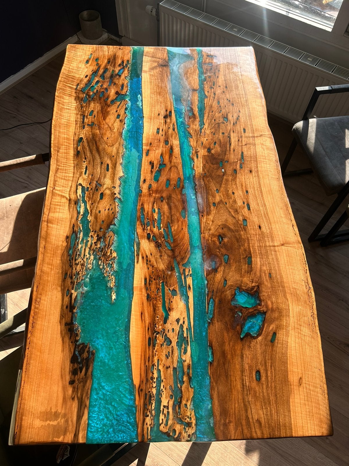 Unieke Eettafel van Kersenhout met Epoxy Rivier, Zo goed als nieuw, 150 tot 200 cm, Vier personen, Rechthoekig
