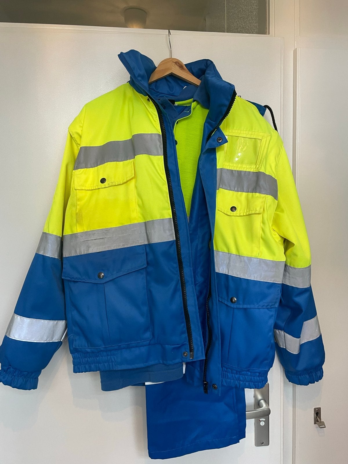 EHBO uniform Kleding Set: Jas, Polo en Broek (Maat M), Ophalen of Verzenden, Gebruikt