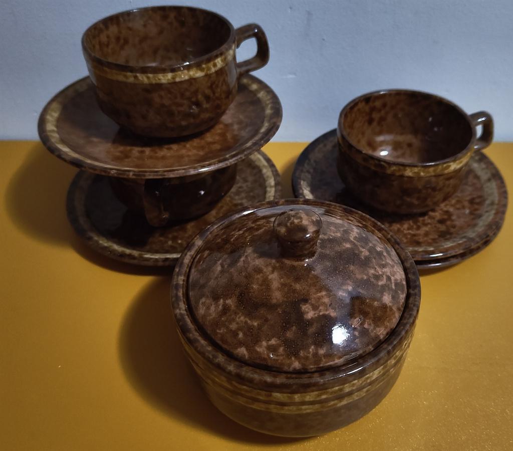 3 x kop+schotel en suikerkopje bruin frans of duits keramiek, Keramiek, Ophalen of Verzenden, Zo goed als nieuw, Overige stijlen