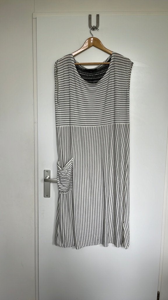 Gudrun sjoden jurk zwart wit streep mt L, Kleding | Dames, Ophalen of Verzenden, Zo goed als nieuw, Meerkleurig, Onder de knie