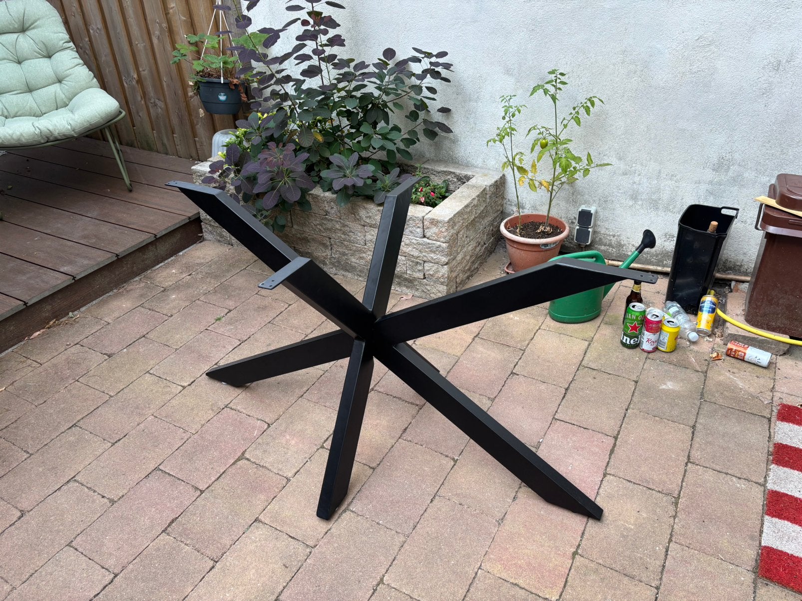 Zwarte staken tafelpoot gekruist. Zo goed als nieuw., Ophalen, 100 tot 150 cm, Rond, 50 tot 100 cm