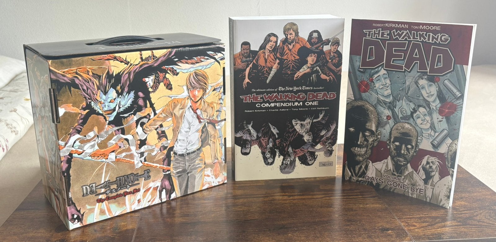 Comic Bundle! [TWD Comp. 1, TWD Vol. 1, Death Note Box Set], Eén stripboek, Ophalen, Zo goed als nieuw