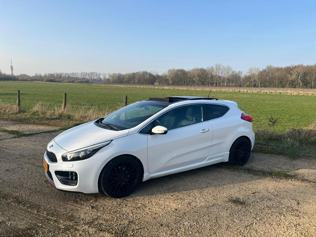 Kia (Pro) Cee d 1.6 T-gdi 2014 Wit 2 deurs, Auto's, Kia, Voorwielaandrijving, 4 cilinders, Leder en Stof, Wit