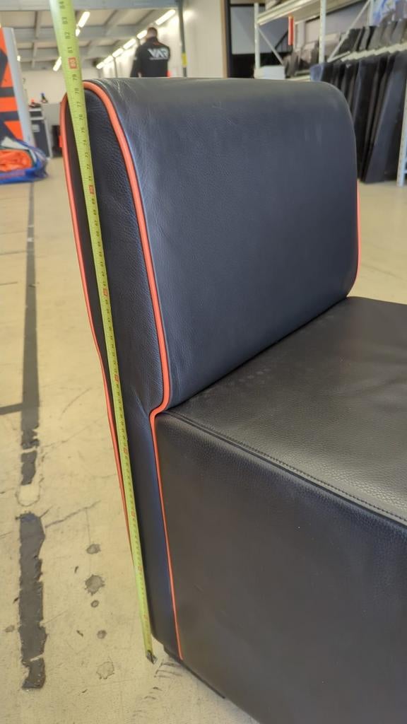 Zwarte leren stoelen met oranje accenten (set van 2), Gebruikt, Twee, Zwart, Leer