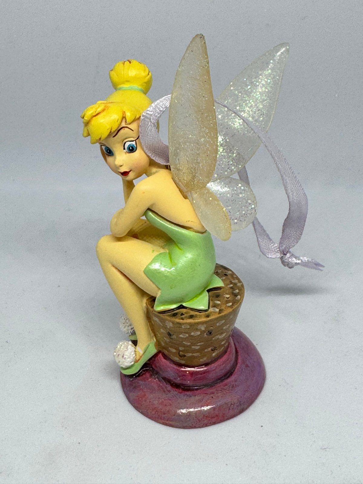 Disney Tinkerbell Beeldje - Zittend op een kurk, Ophalen of Verzenden, Overige figuren, Zo goed als nieuw, Beeldje of Figuurtje