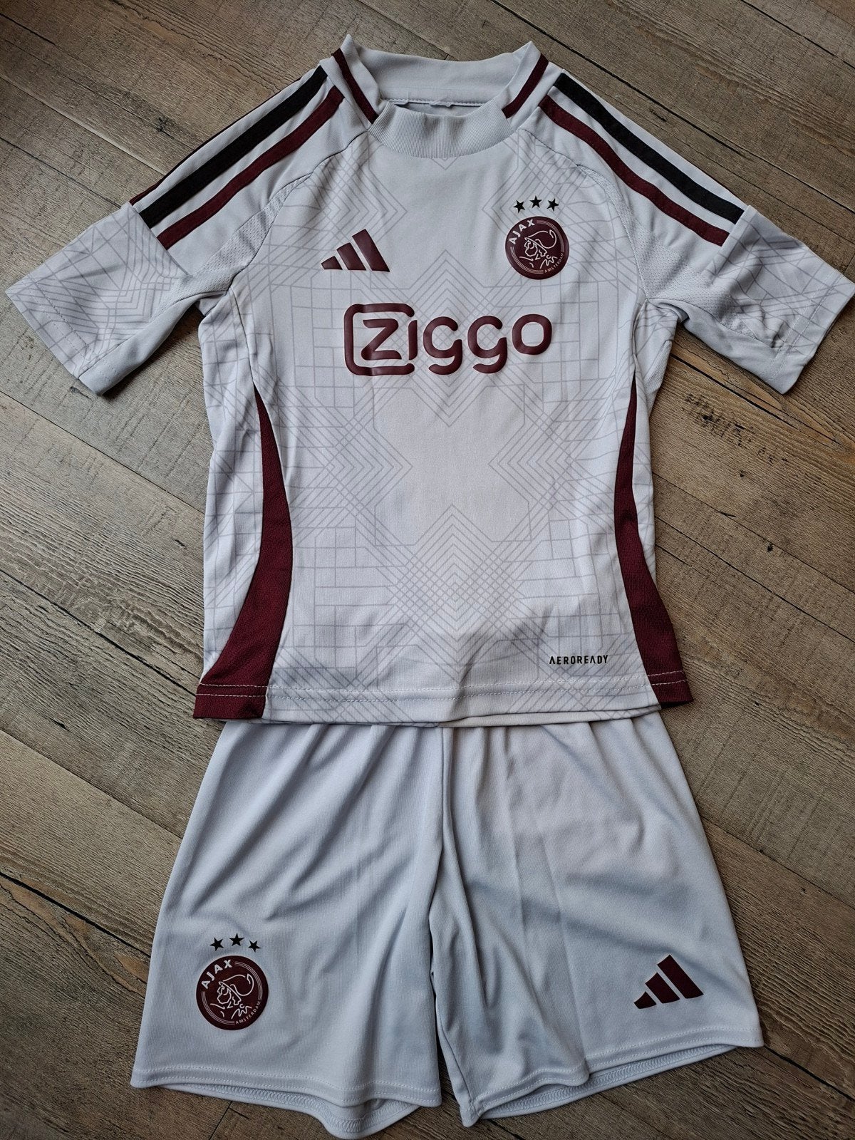 Ajax 3e tenue 2024/2025 kinderen, maat 104, Adidas, Gebruikt, Jongen of Meisje, Sport- of Zwemkleding