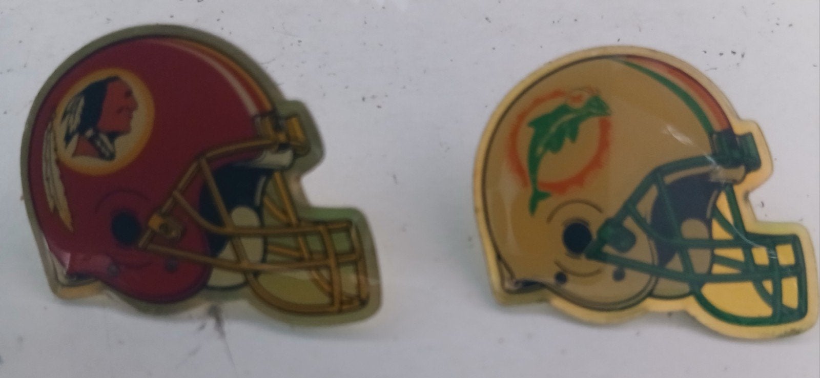 NFL Helmets Pins: Washington Redskins & Miami Dolphins, Ophalen of Verzenden, Gebruikt, Overige sporten, Overige typen