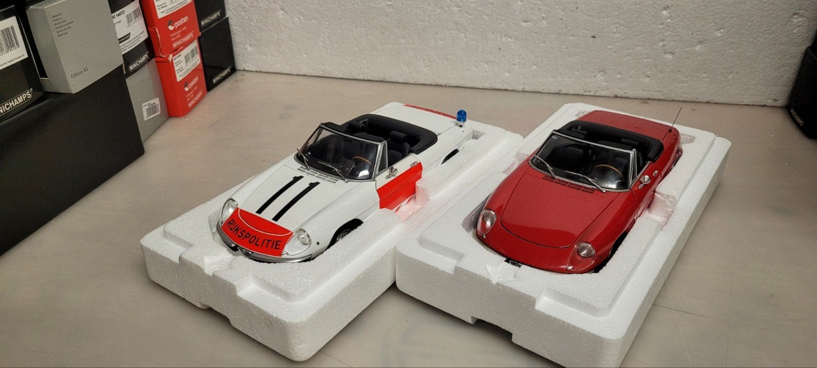 Minichamps 1970 Alfa Romeo 2000 Spider Rood&Rijkspolitie, Ophalen of Verzenden, Zo goed als nieuw, Auto, MiniChamps