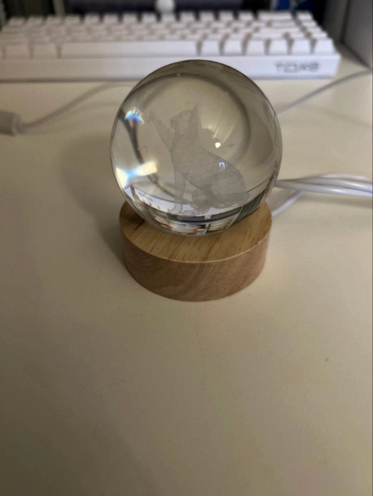Glazen bol met kattenfiguur en houten voet - USB verlichting, Meerkleurig, Ophalen of Verzenden, Zo goed als nieuw, Modern