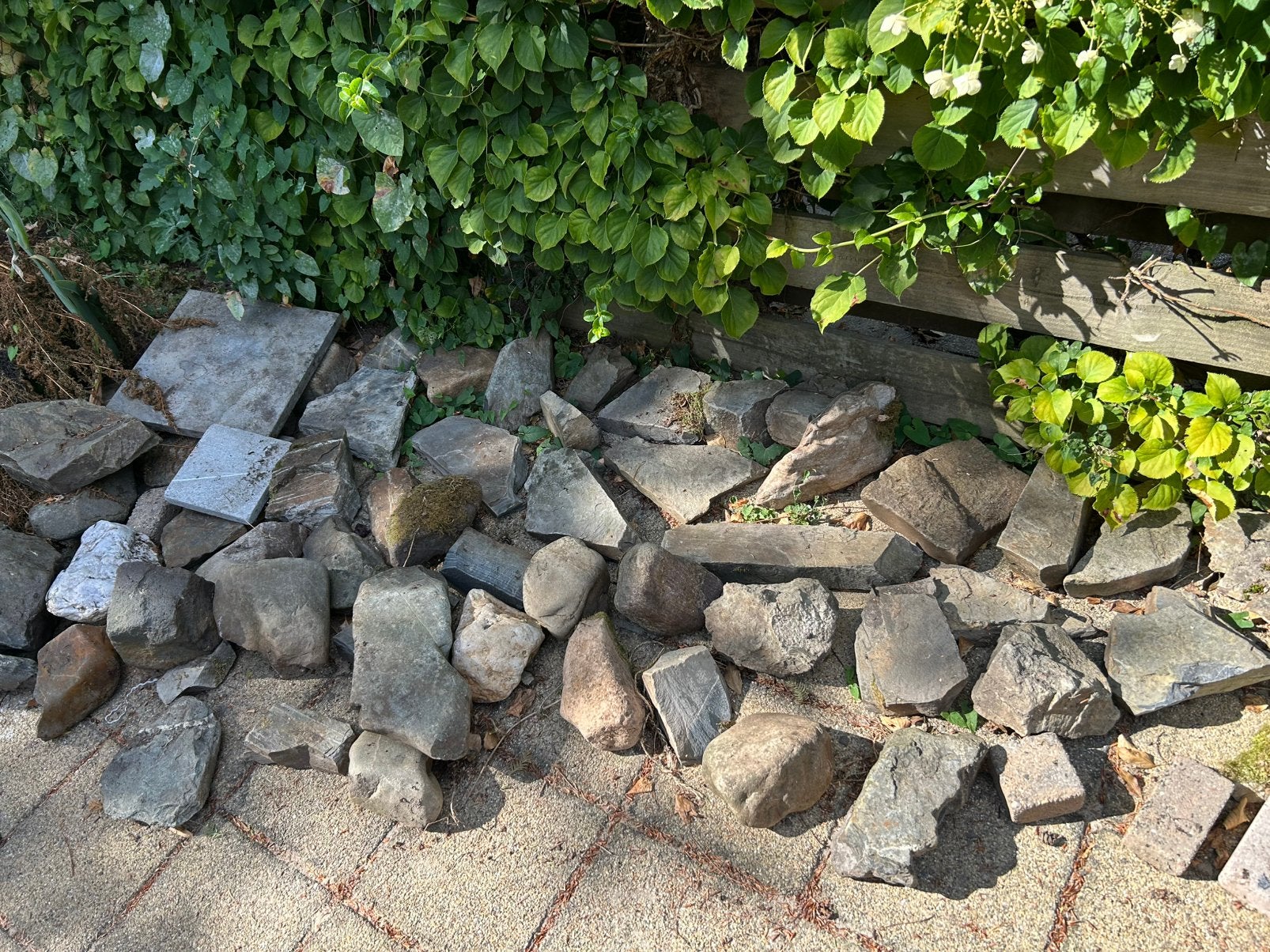 Grote keien over wegens opruimen visvijver, Ophalen, Overige materialen, Gebruikt, Kei