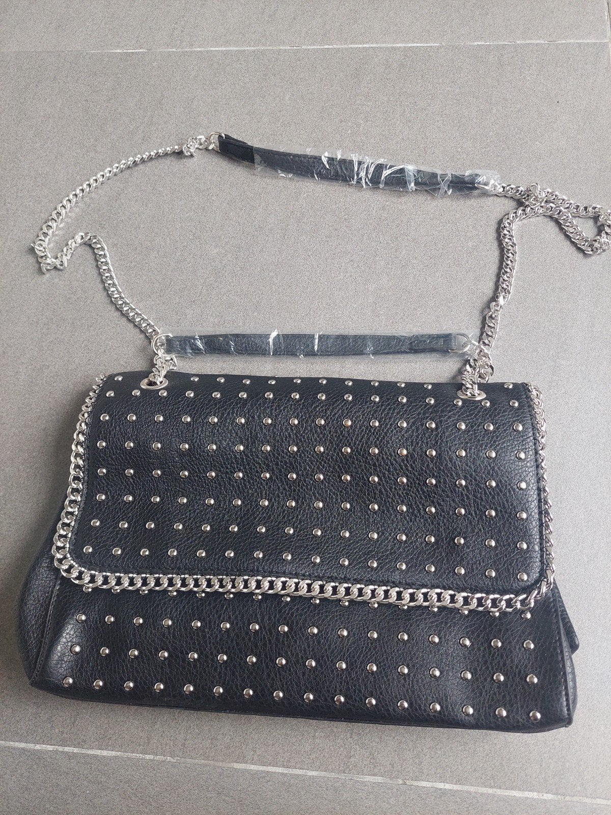 Zwarte schoudertas met studs en ketting, Sieraden, Tassen en Uiterlijk, Ophalen of Verzenden, Nieuw, Zwart, Schoudertasje
