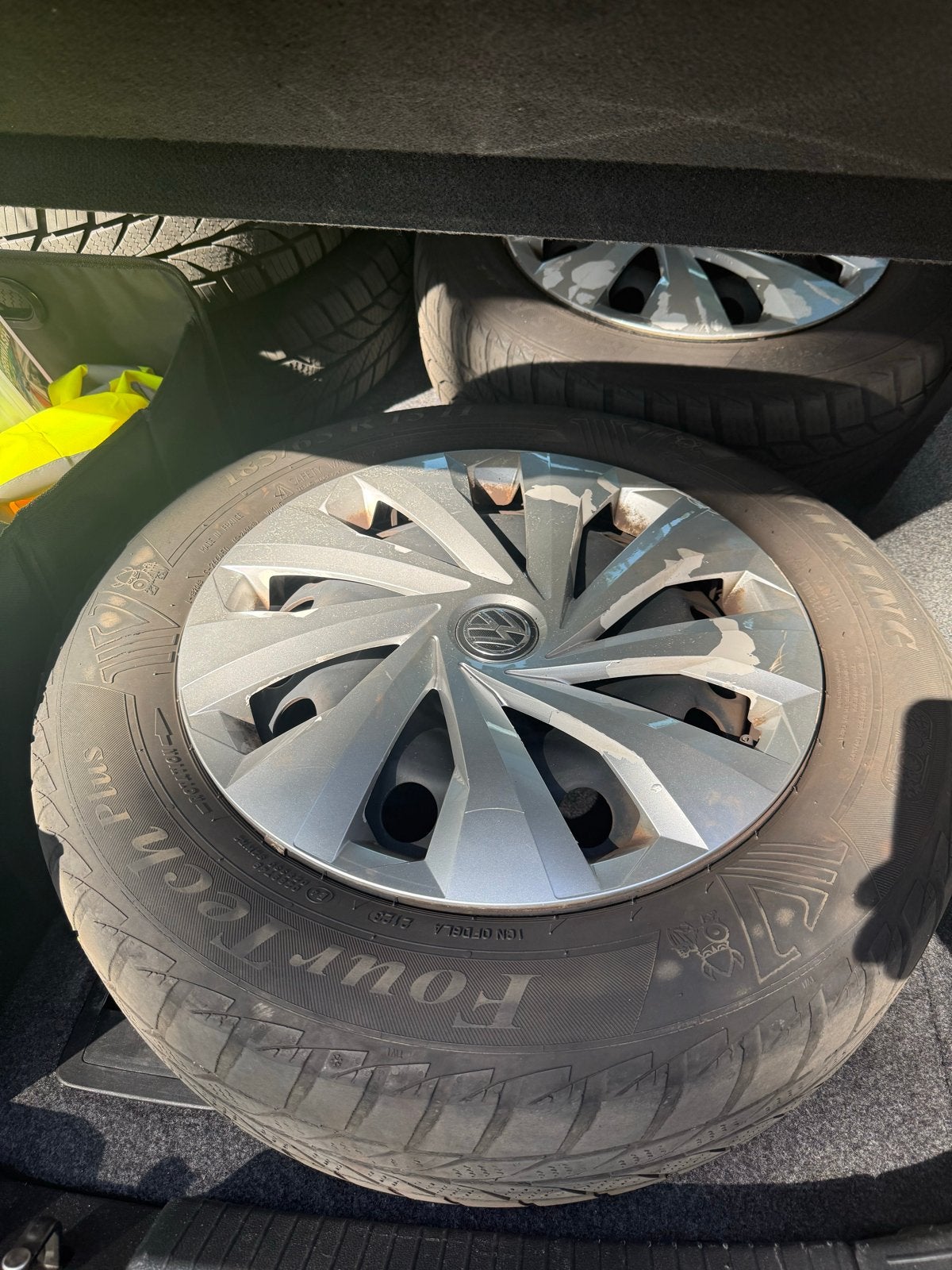 Set van 4 gebruikte wieldoppen met banden voor VW Polo, Ophalen, Gebruikt