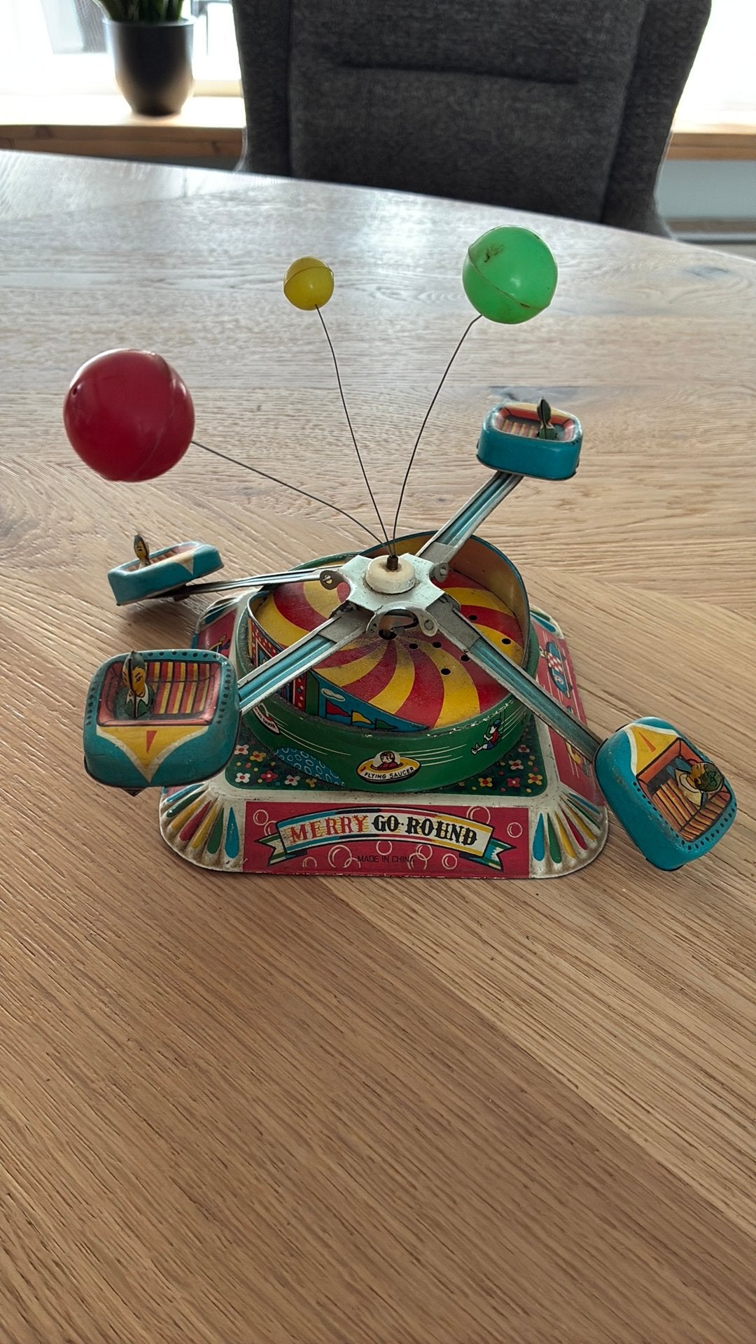 Oude blikken merry go round, Ophalen
