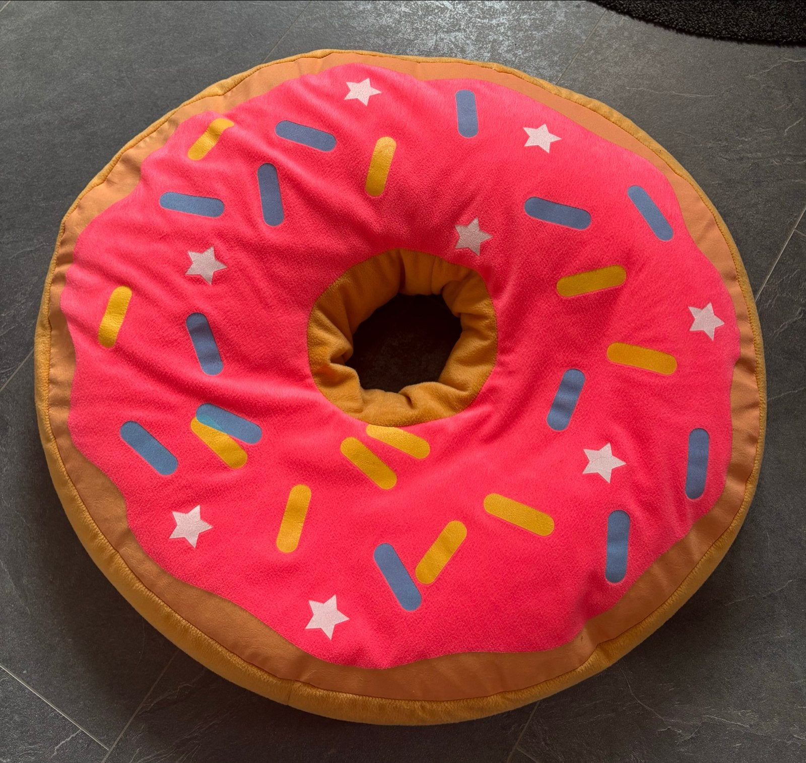 Donut kussen - Roze met sprinkles, Huis en Inrichting, Woonaccessoires | Kussens, Gebruikt, Roze, Rond, Ophalen of Verzenden
