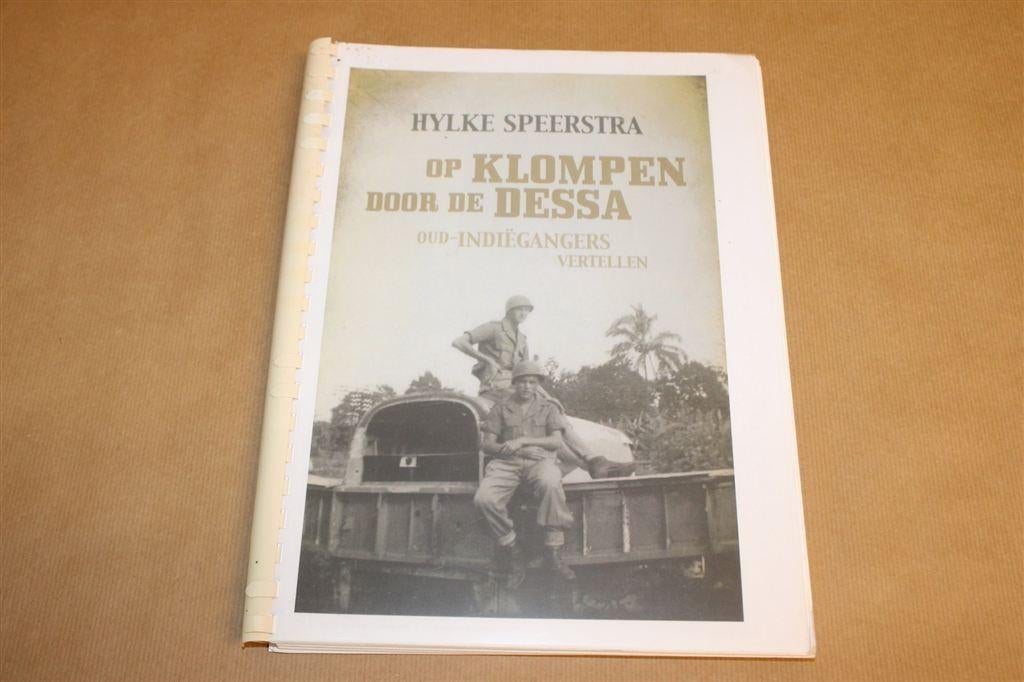 Op Klompen door de Dessa — Indië Trauma’s & Oorlog, Boeken, Ophalen of Verzenden, Gelezen