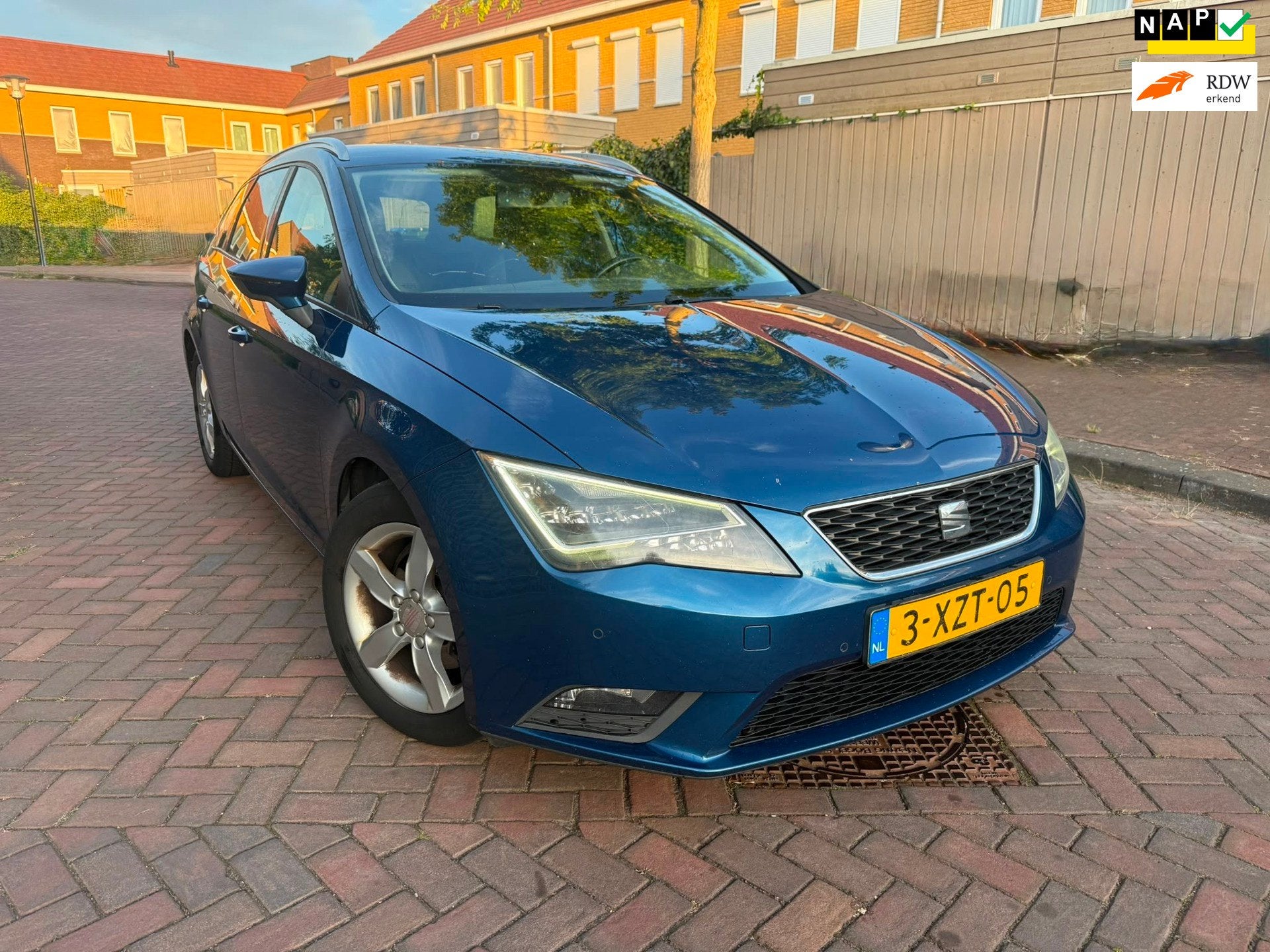 Seat Leon ST 1.6 TDI Ecomotive Lease Sport *Xenon*Leuke Auto, Auto's, Seat, Voorwielaandrijving, Euro 5, Gebruikt, Zwart