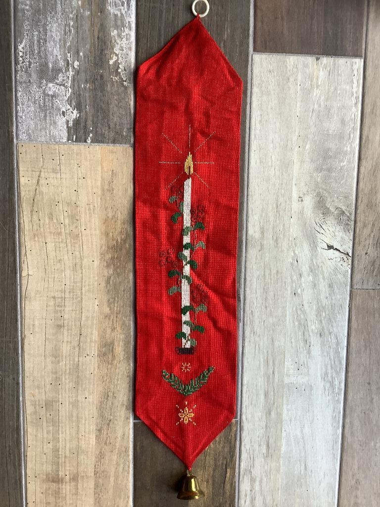 Wand hang borduurwerk kerst met ophangoog en belletje, Diversen, Kerst, Ophalen of Verzenden, Zo goed als nieuw