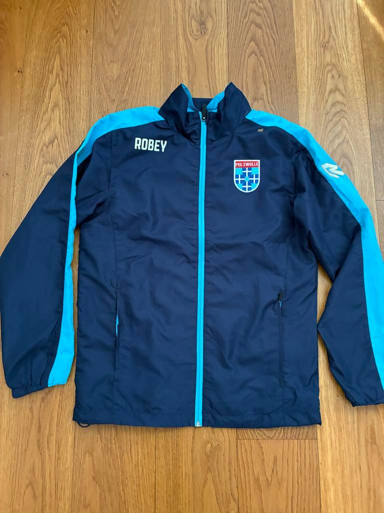 PEC Zwolle trainingsjas Robey - Maat S (valt ruim), Blauw, Ophalen of Verzenden, Voetbal, Gedragen