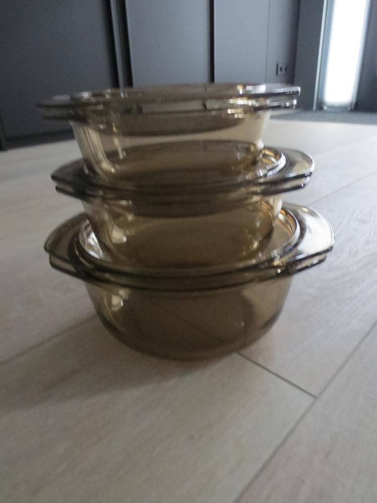 Drie Arcopal schalen met deksel, rookglas, Huis en Inrichting, Keuken | Servies, Gebruikt, Schaal of Schalen, Overige stijlen