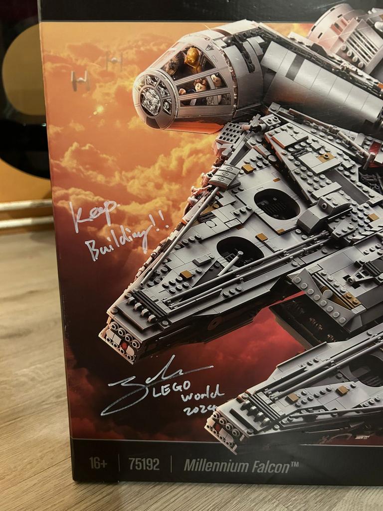 Gesigneerde LEGO Star Wars Millennium Falcon 75192 UCS