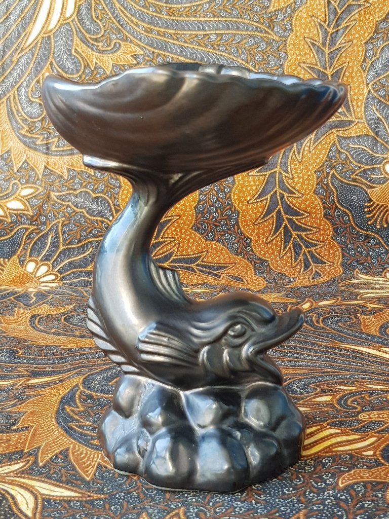 Mooie oude Engelse Dartmouth schaal met een dolfijn 16,8 cm.