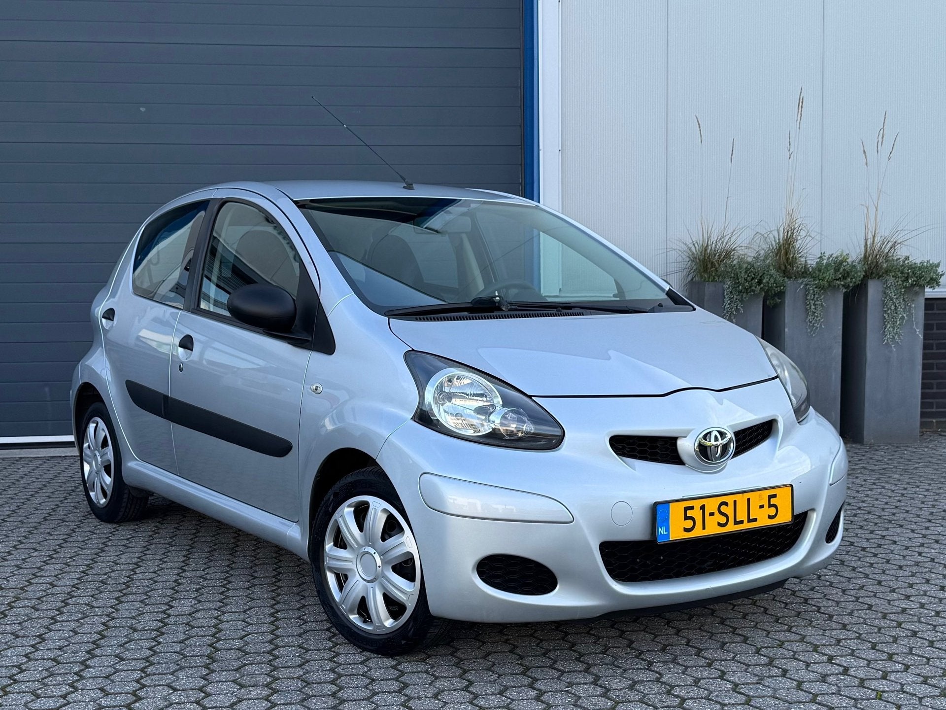 Toyota Aygo 1.0-12V Now | Airco | CPV | 5 Deurs, Auto's, Voorwielaandrijving, Euro 5, Stof, Gebruikt
