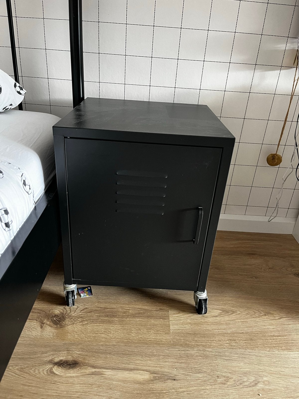 Zwart metalen nachtkastje/locker op wieltjes, Ophalen, Gebruikt