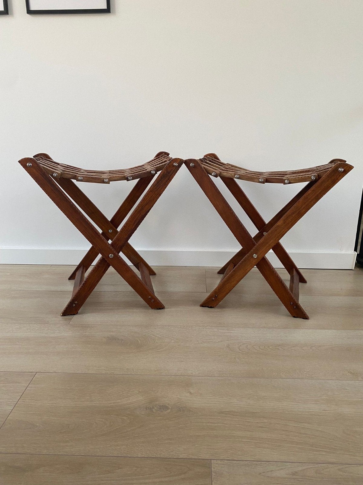 2x folding stool with hand engraved patern, Ophalen, Twee, Bruin, Ambachtelijk, Vintage, Decoratief