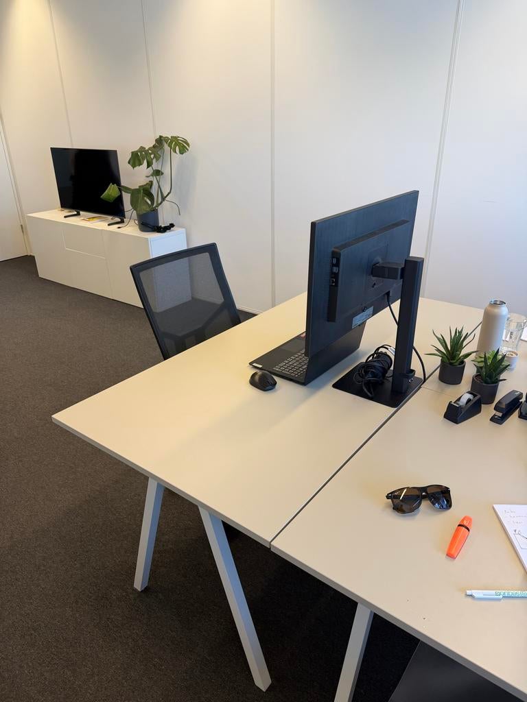 Lichtbeige bureau met wit onderstel 160 bij 80, Huis en Inrichting, Bureaus, Ophalen, Spaanplaat of MDF, 80 cm, Zo goed als nieuw