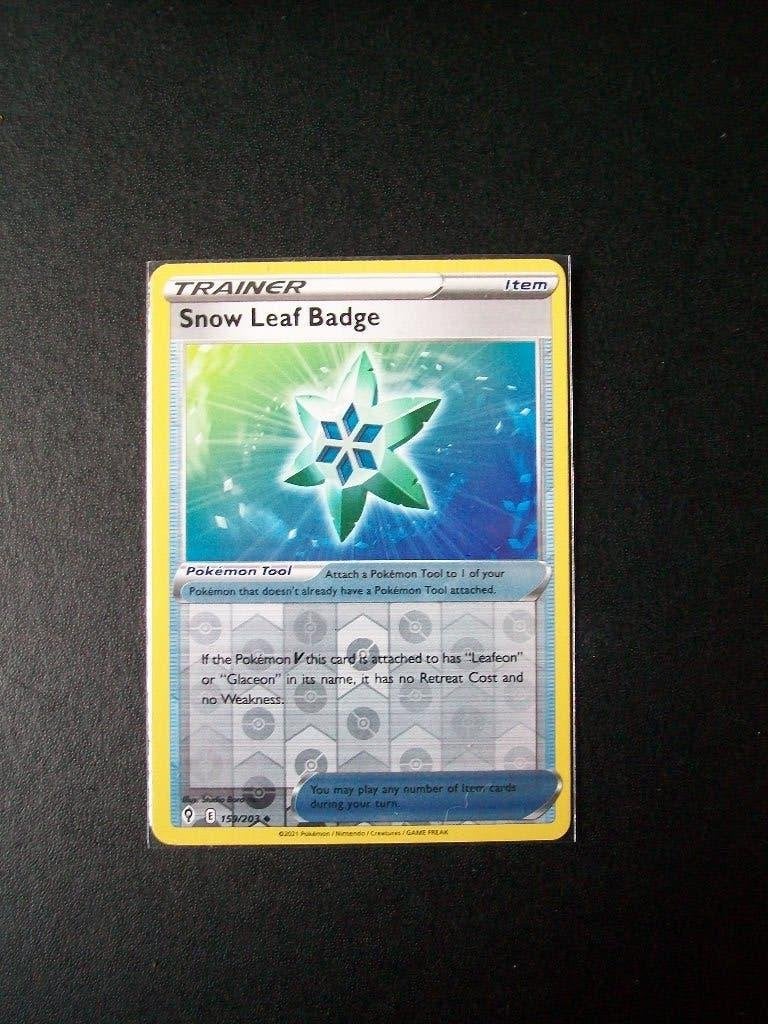 4618: Nieuwe Pokemon Kaart holofoilTSNOW LEAF BADGE 159/203, Verzenden, Nieuw, Losse kaart, Foil