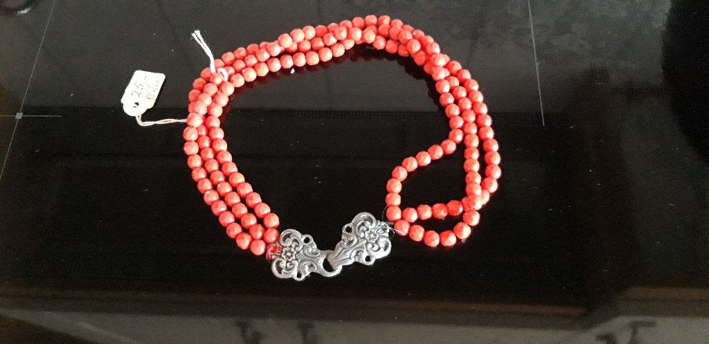 te koop prachtige ketting met rode kralen en zilverkl. slot, Ophalen of Verzenden, Overige materialen, Ketting