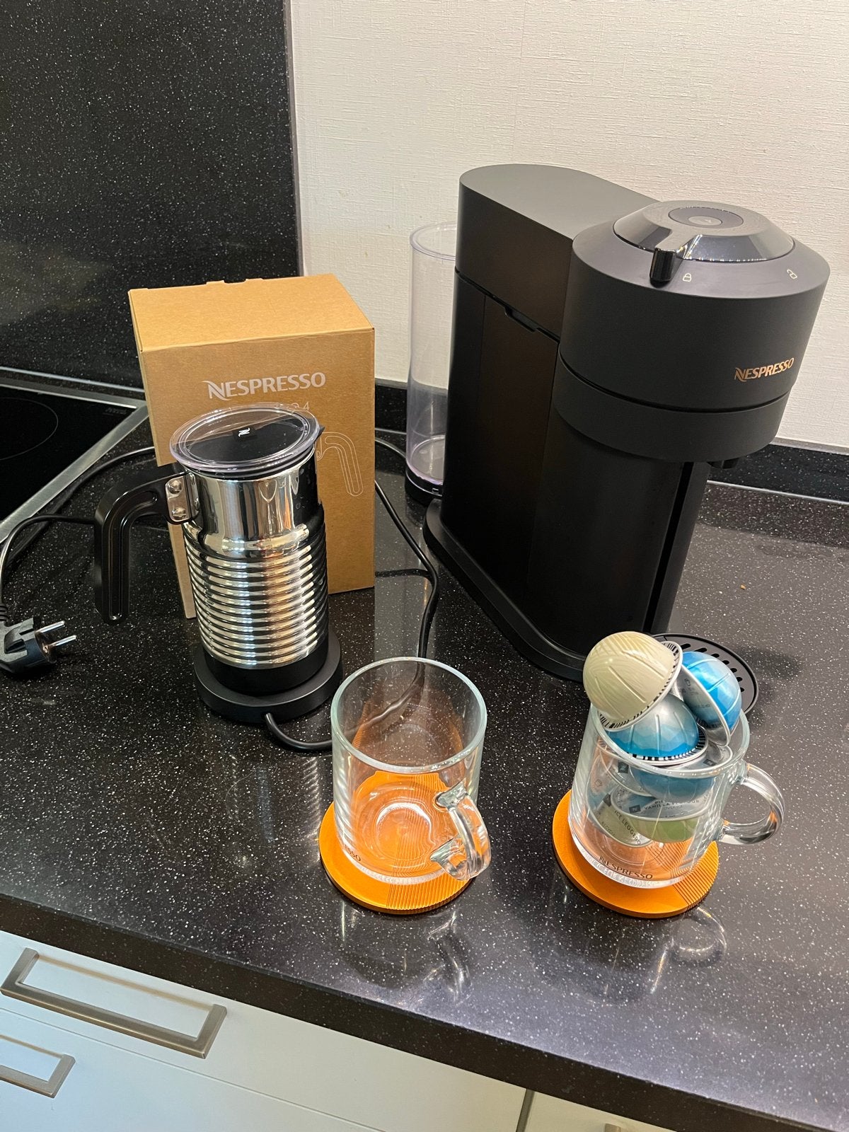 Nespresso Vertuo Next met Aeroccino 4 en accessoires, Ophalen, 10 kopjes of meer, Koffiemachine, Zo goed als nieuw