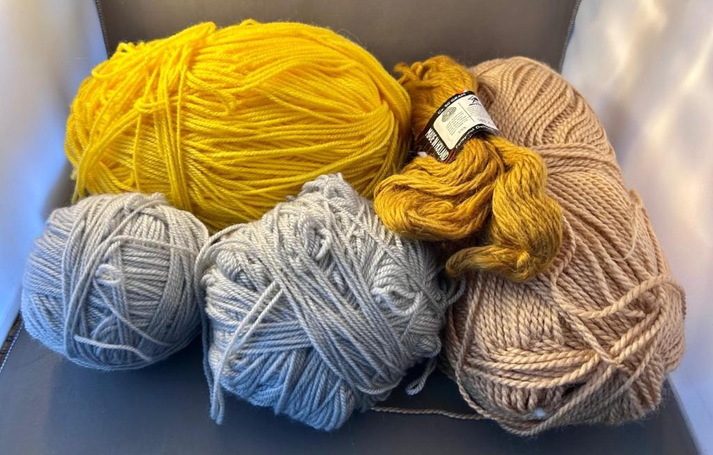 5 bollen / strengen in gele, beige en grijze tinten., Ophalen of Verzenden, Zo goed als nieuw, Breien of Haken, Wol of Garen