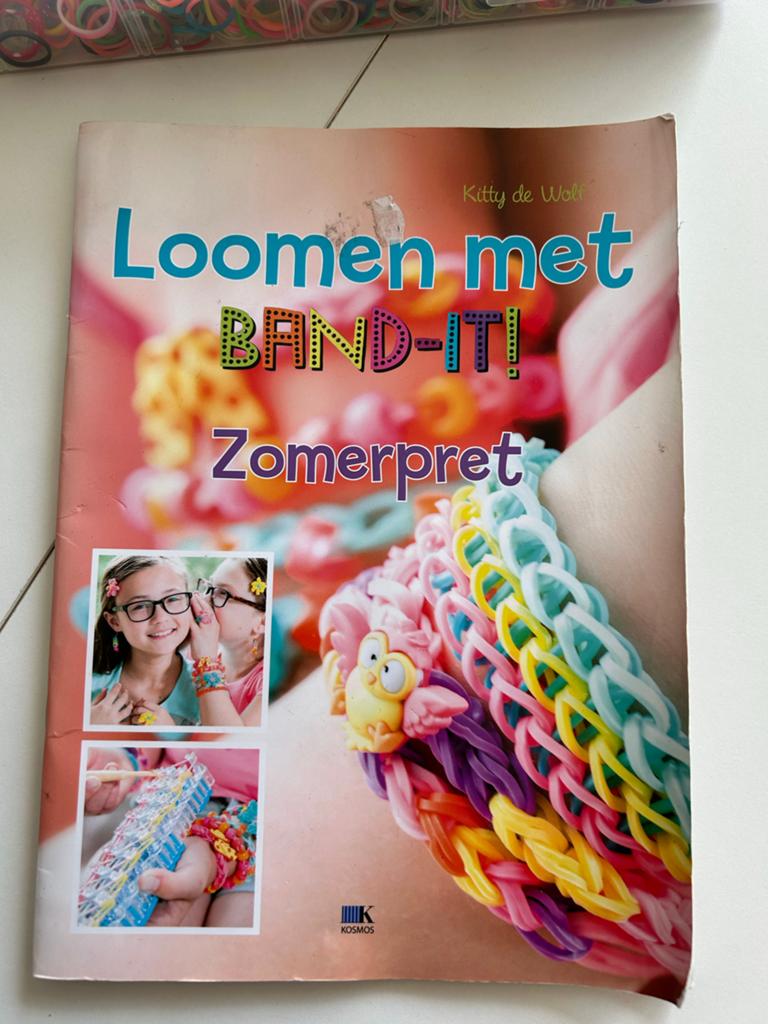 Loom Bands set met boek 'Loomen met Band-it! Zomerpret', Meerkleurig, Ophalen of Verzenden, Zo goed als nieuw, Kunststof