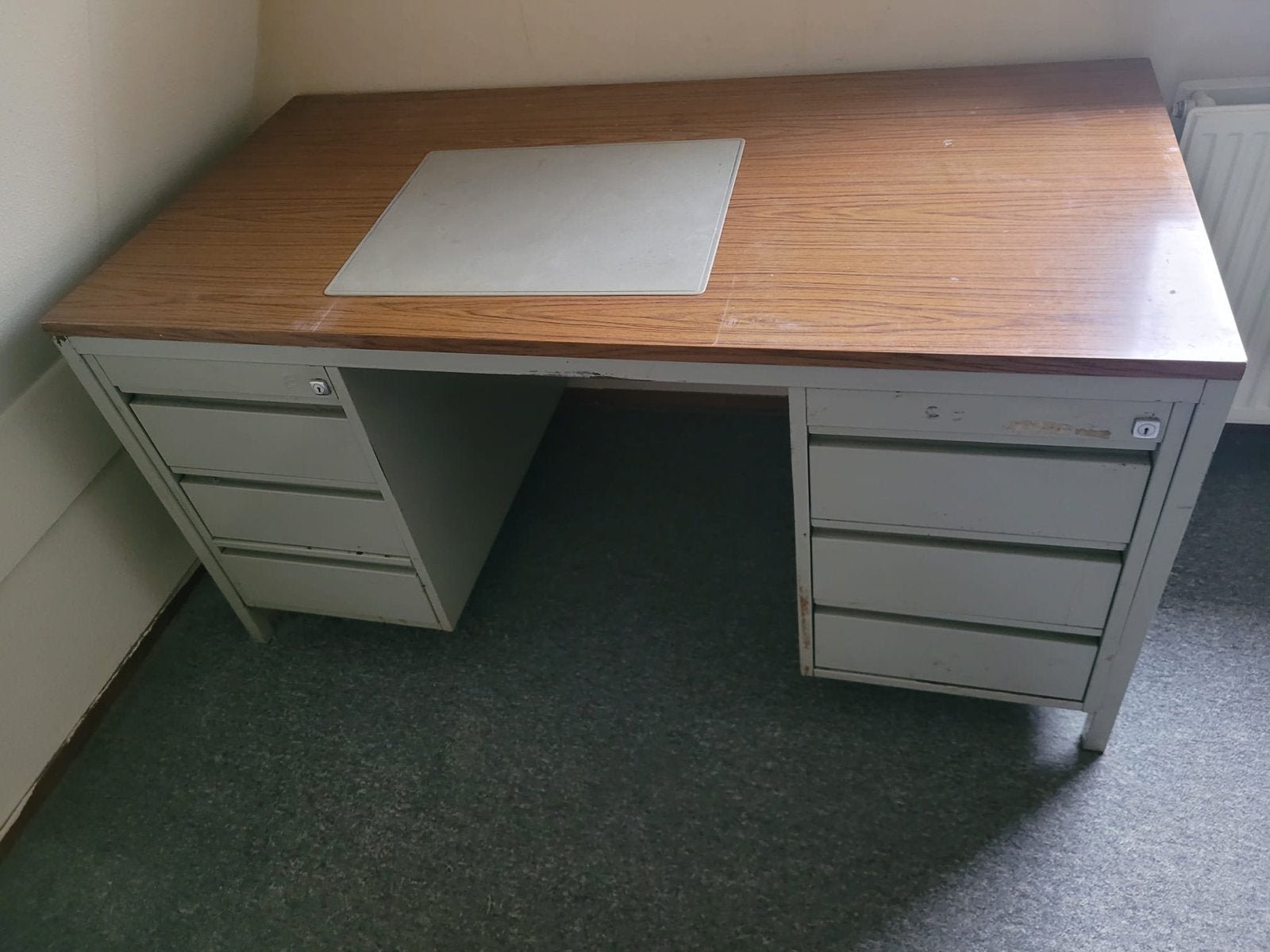 Gratis bureau - zelf demonteren en ophalen in Uden, Huis en Inrichting, Gebruikt, Metaal, Ophalen of Verzenden, Grijs