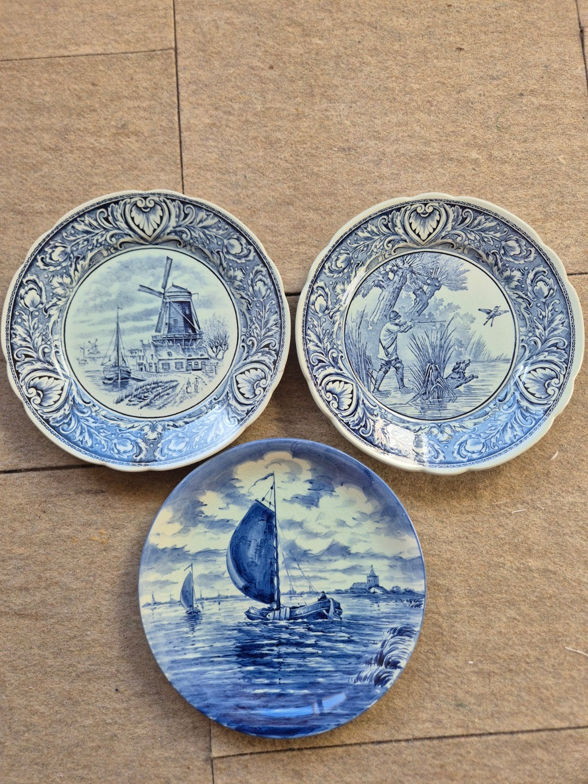 Set van 3 Delfts blauwe sierborden: Boch en Handpainted, Antiek en Kunst, Antiek | Wandborden en Tegels, Ophalen