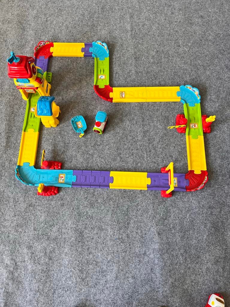VTech baanset met treinstationetje, trein en aanhanger., Ophalen, Zo goed als nieuw, Jongen of Meisje