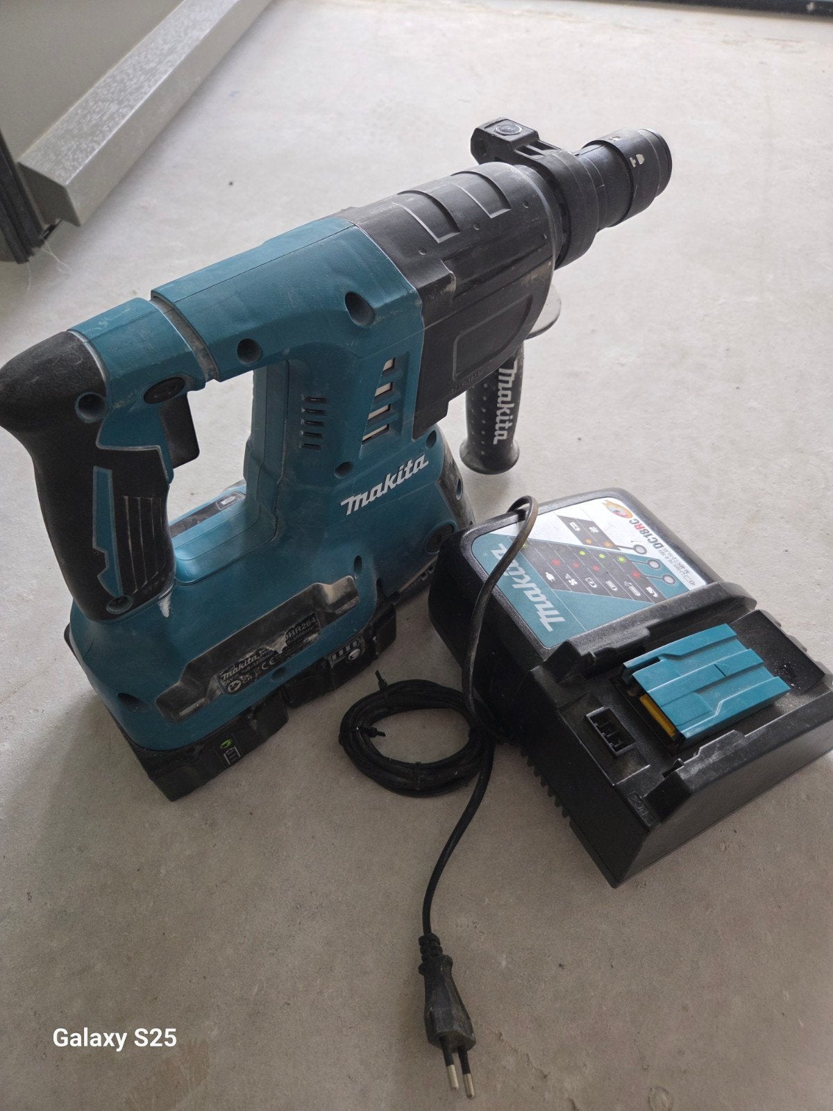 Makita DHR264 Boorhamer met lader en 2 accu's, Ophalen of Verzenden